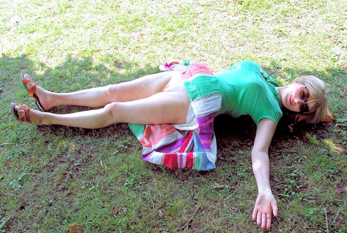 Nossa adorável Lady Diane Squats and Upskirts!