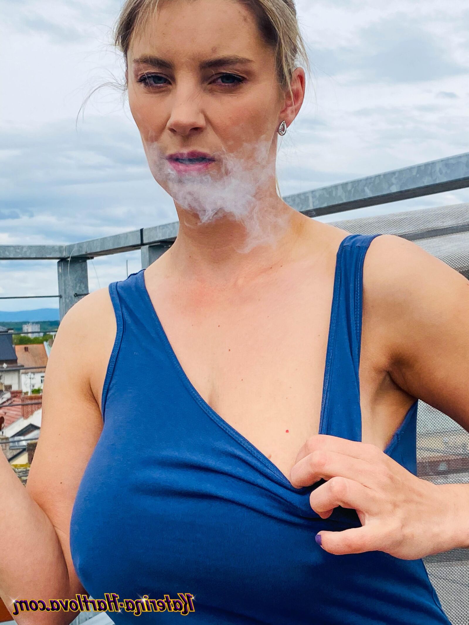 KaterinaHartlova Katerina fumando no telhado