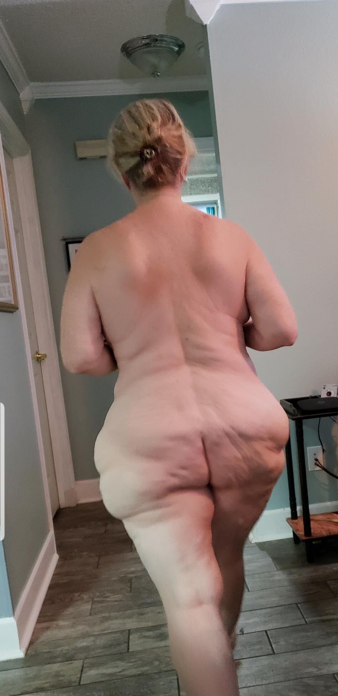 Allie Yo mit Cellulite