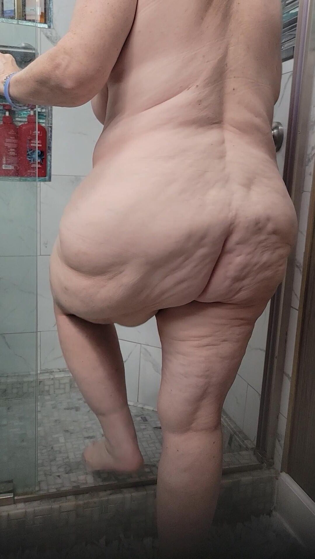 Allie Yo mit Cellulite