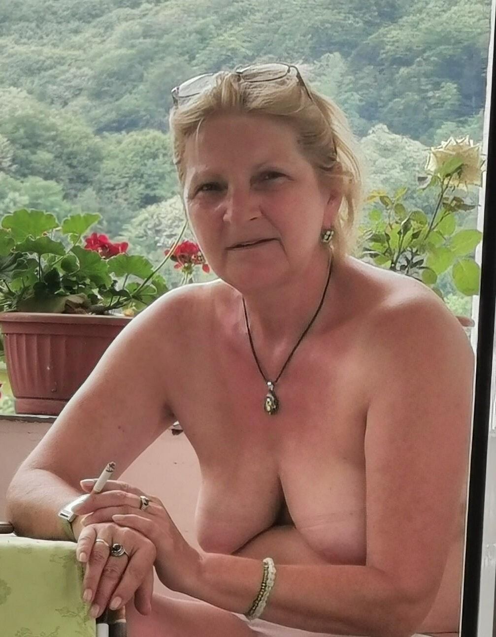 Hure Maria raucht eine Zigarette