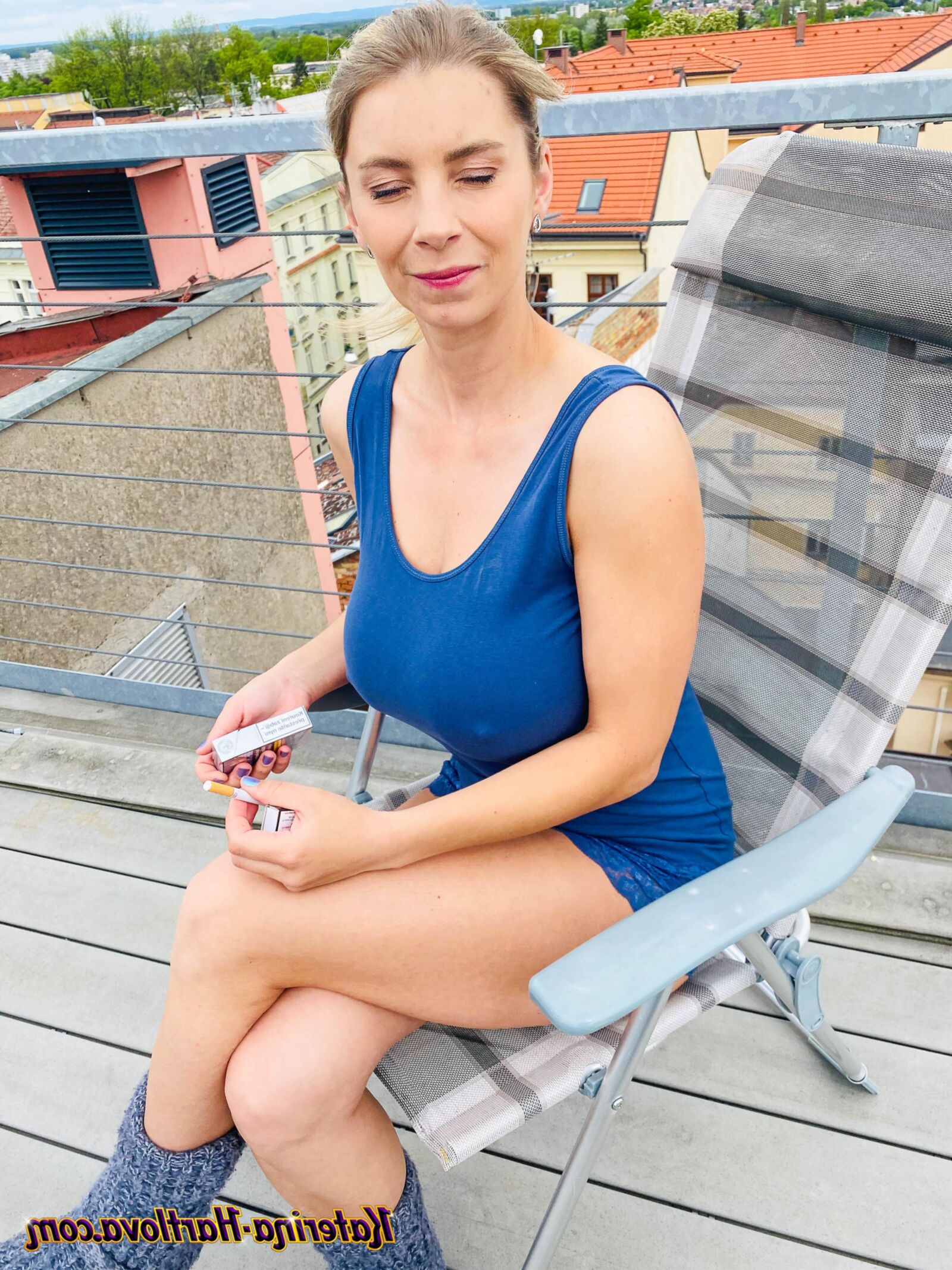 KaterinaHartlova Katerina fumando no telhado